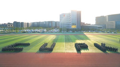 20170910-中國石油大學(xué)（北京）克拉瑪依校區(qū)舉行2017級新生軍訓(xùn)結(jié)典禮-劉宇峰.10