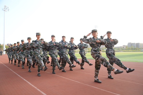 20170910-中國石油大學(xué)（北京）克拉瑪依校區(qū)舉行2017級新生軍訓(xùn)結(jié)典禮-劉宇峰.4