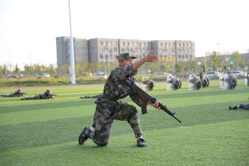20170910-中國石油大學(xué)（北京）克拉瑪依校區(qū)舉行2017級新生軍訓(xùn)結(jié)典禮-劉宇峰.8