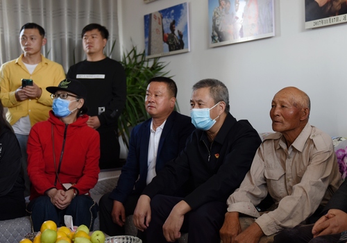觀看魏德友老人先進(jìn)事跡