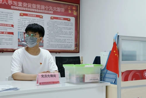 20210512學黨史、辦實事——文理學院學生第一黨支部在公寓樓設立黨員先鋒崗 (4)