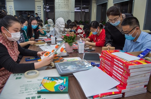 2021.12.22 閔勇 攝 中國石油大學(xué)（北京）克拉瑪依校區(qū) 潤物生文化潤疆中石大文藝創(chuàng)作基地 揭牌及聘任儀 (24)