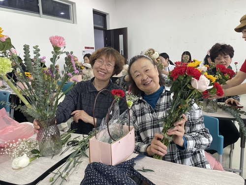 20220308+文理學(xué)院舉辦迎三八“春之聲?花之語”主題花藝活動2