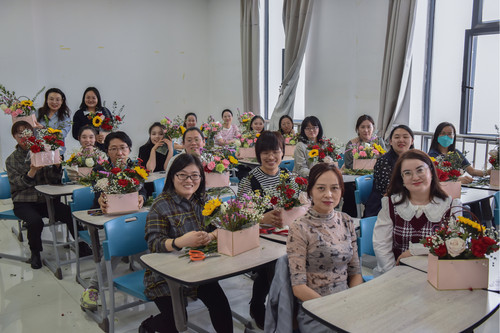 20220308+文理學(xué)院舉辦迎三八“春之聲?花之語”主題花藝活動1