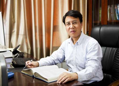 張宏照片
