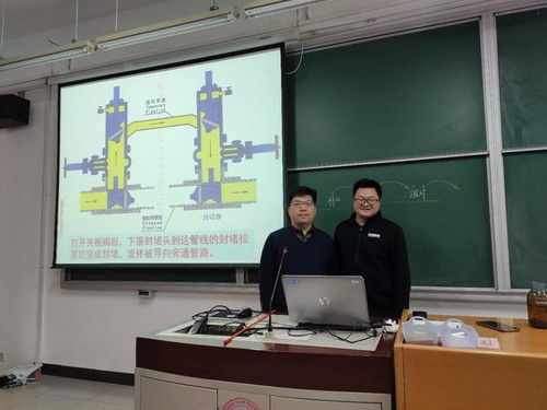 圖1 李家學(xué)老師與校本部侯磊教授課堂交流