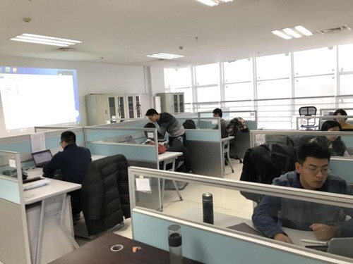 圖2 青年教師在新疆油田設(shè)計(jì)院實(shí)習(xí)
