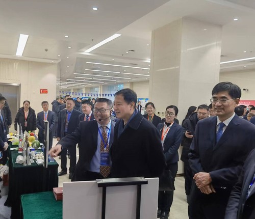 孫堯部長參觀校區(qū)科技成果展 