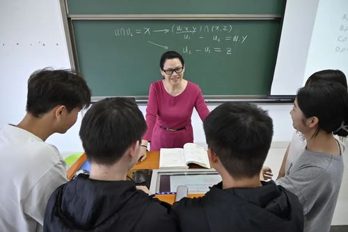 圖二：方輝云老師與學生親切交流