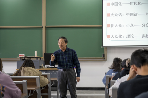 圖1：王榮發(fā)老師專心授課