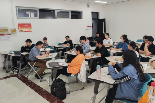 孫旭東老師在授課