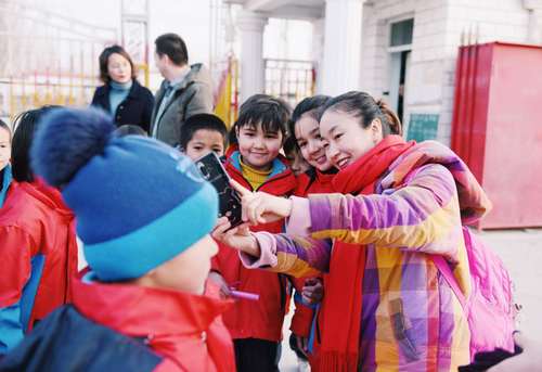 20191205思政系與院辦聯(lián)合黨支部前往三五九旅屯墾紀(jì)念館與新和縣塔小開展主題黨日活動(dòng) (2)