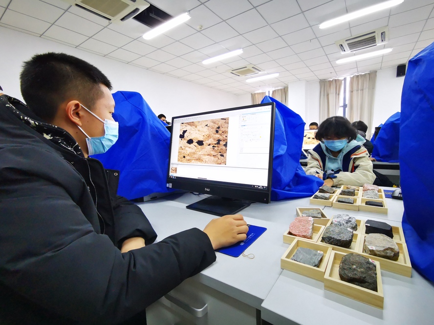 20211107校區(qū)開展文化潤疆之市一中走進(jìn)中石大主題研學(xué)活動 (9)