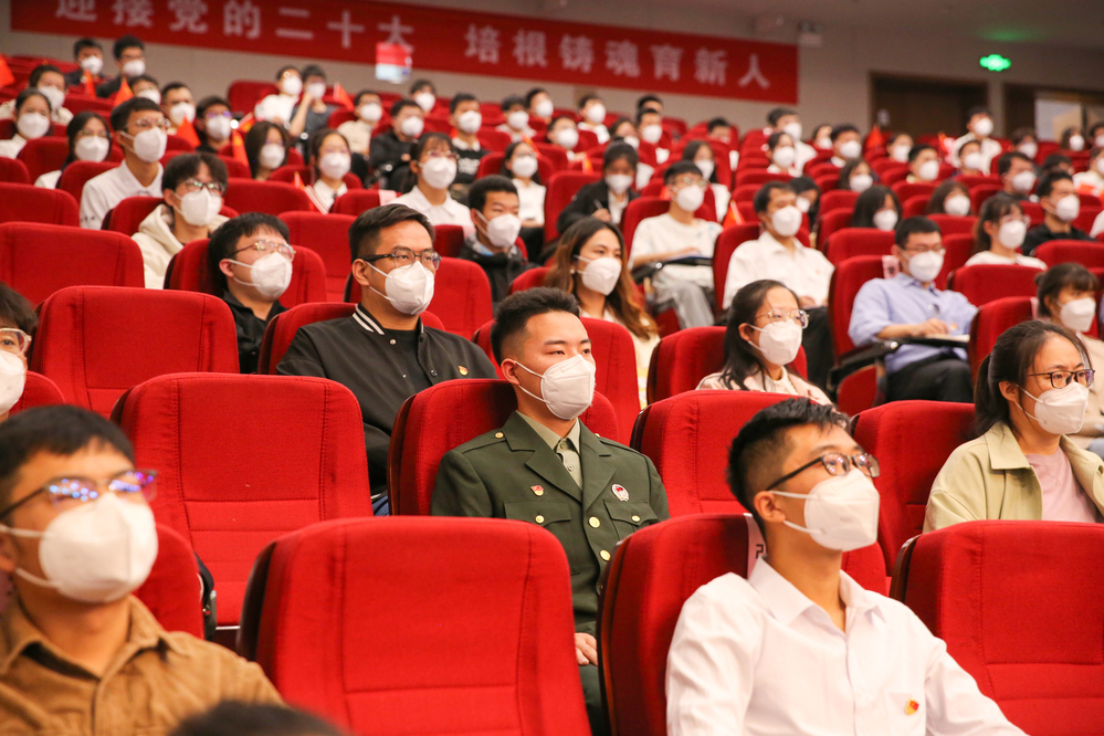 校區(qū)領(lǐng)導(dǎo)干部及教師在J2國際交流中心報(bào)告廳集中觀看中國共產(chǎn)黨第二十次全國代表大會(huì) (8)