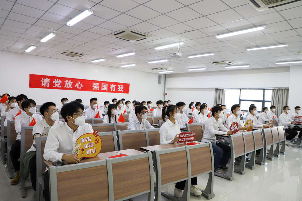 校區(qū)石油學(xué)院學(xué)生在C6教室集中觀看中國共產(chǎn)黨第二十次全國代表大會(huì)(3） (2)