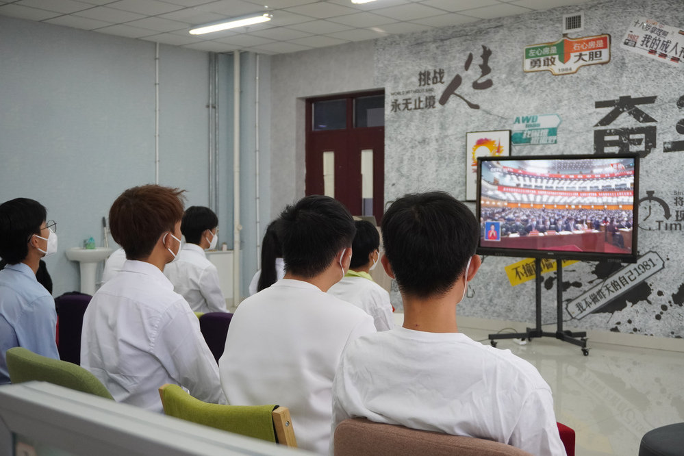 校區(qū)石油學(xué)院學(xué)生代表在C6集中觀看中國共產(chǎn)黨第二十次全國代表大會(huì)
