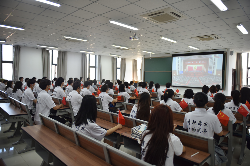校區(qū)文理學(xué)院學(xué)生在C5樓教室集中觀看中國共產(chǎn)黨第二十次全國代表大會(huì)(2） (3)