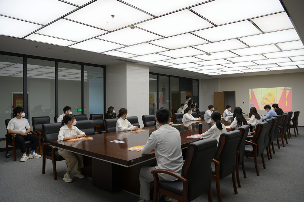 校區(qū)工商管理學(xué)院 馬克思主義學(xué)院教師在J2國際交流中心會(huì)議室觀看中國共產(chǎn)黨第二十次全國代表大會(huì) (2)