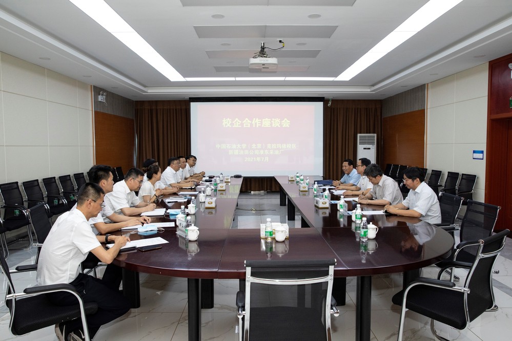 劉堅一行走訪準(zhǔn)東采油廠