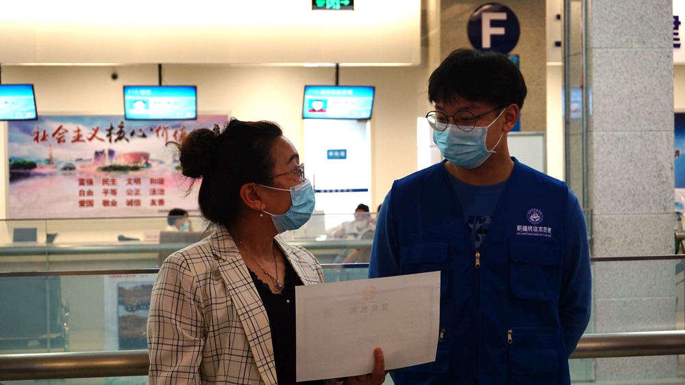 20210525文理學(xué)院聯(lián)合克拉瑪依市稅務(wù)局開展志愿服務(wù)活動(dòng) (3)