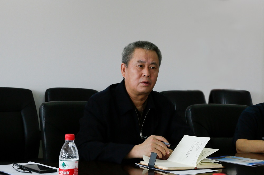 校長(zhǎng)單人照2壓縮