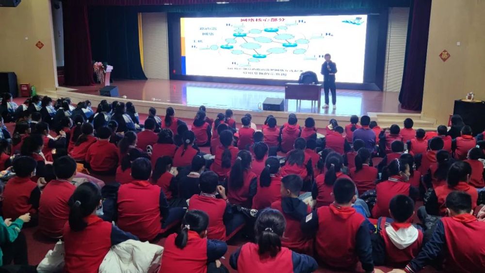 3月4日，校區(qū)石油學(xué)院副院長(zhǎng)張駿溫為康城小學(xué)學(xué)生做講座
