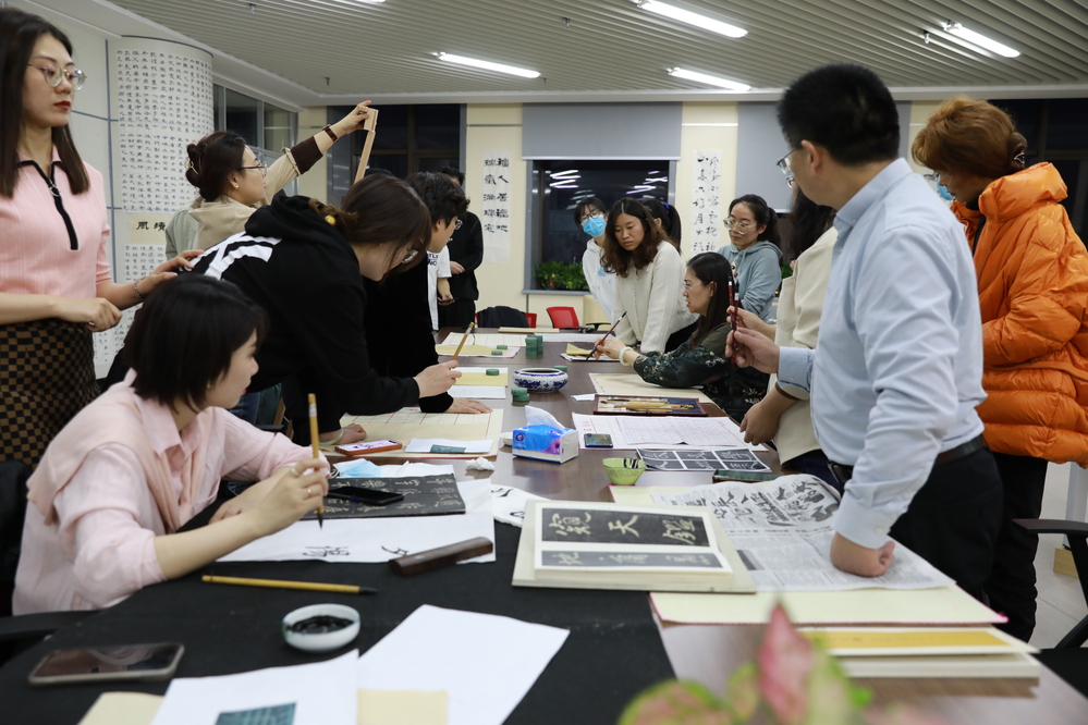 3月25日，崔磊為潤(rùn)物生中石大藝術(shù)協(xié)會(huì)做《書(shū)法線條的藝術(shù)》主題講座