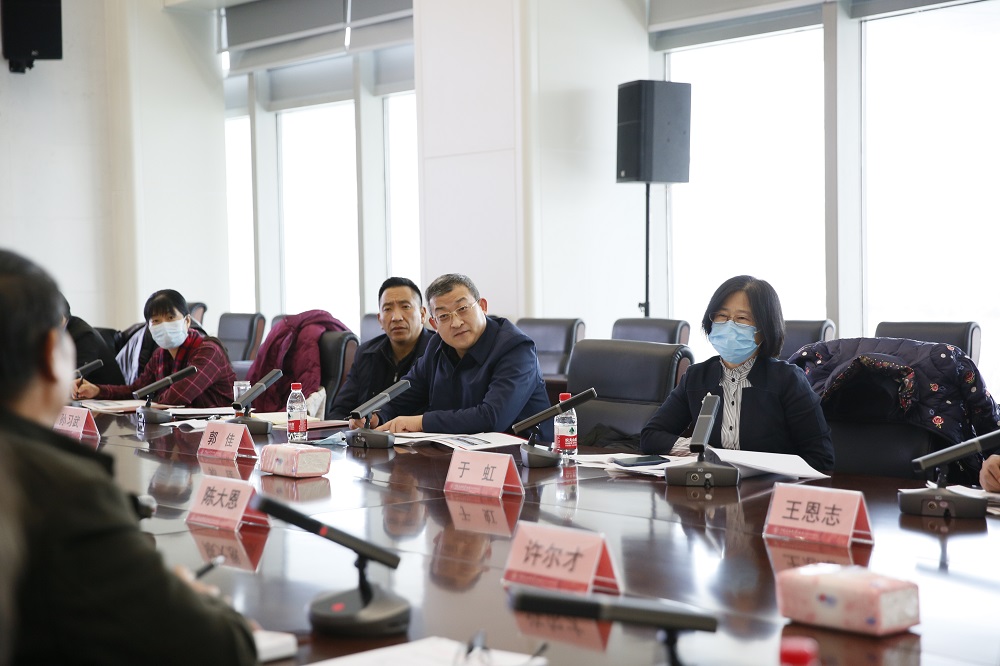 于虹聆聽銀齡教師講述