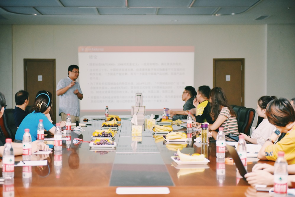 河海大學(xué)韋慶明老師與經(jīng)濟(jì)系青年教師在“青藍(lán)學(xué)術(shù)沙龍”進(jìn)行交流
