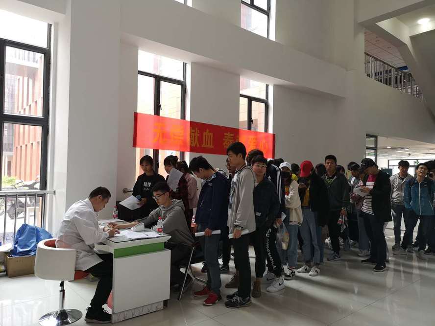 20190427-熱血·青春——校區(qū)組織師生參加無(wú)償獻(xiàn)血活動(dòng)-武曉燦1
