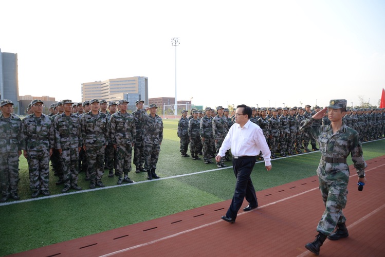 20170910-中國石油大學(xué)（北京）克拉瑪依校區(qū)舉行2017級新生軍訓(xùn)結(jié)典禮-劉宇峰.3