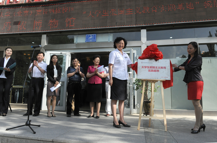 20170518我校在克拉瑪依市展覽館建立大學(xué)生愛國主義教育實踐基地-付璇3