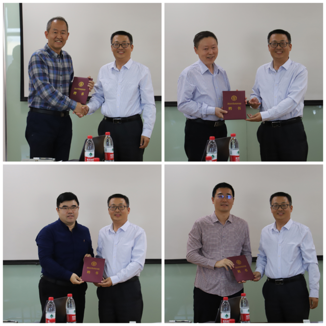 李校長給專家組組長頒發(fā)聘書