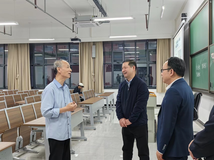 圖2：學(xué)校黨委書記王同奇與思政課銀齡教師課后親切交談