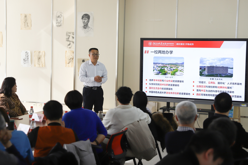 圖4：學(xué)校校長助理、克拉瑪依校區(qū)校長為出席新入職銀齡教師歡迎會(huì)并介紹學(xué)校基本情況