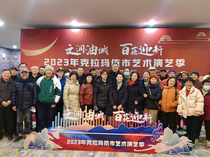 圖12：組織銀齡教師觀看“掀起你的蓋頭來——新疆是個(gè)好地方”文藝演出