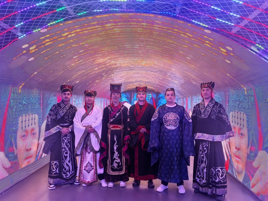 留學(xué)生在大秦帝國影視城參觀