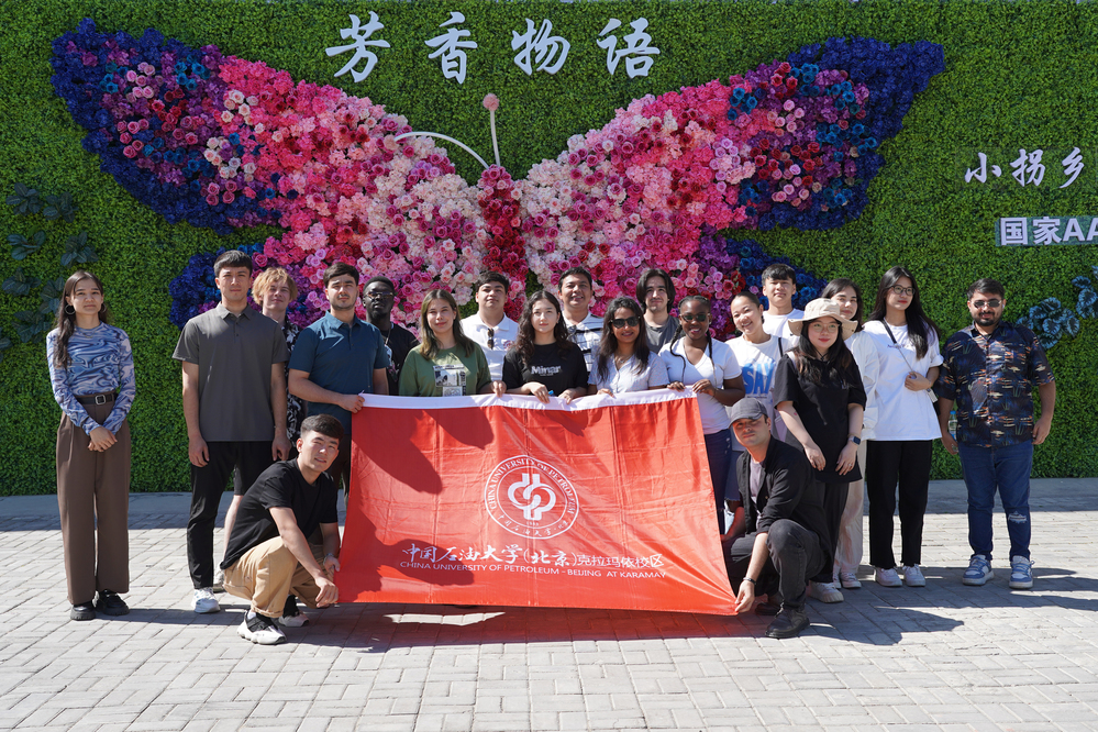 留學(xué)生在克拉瑪依市小拐鄉(xiāng)合影