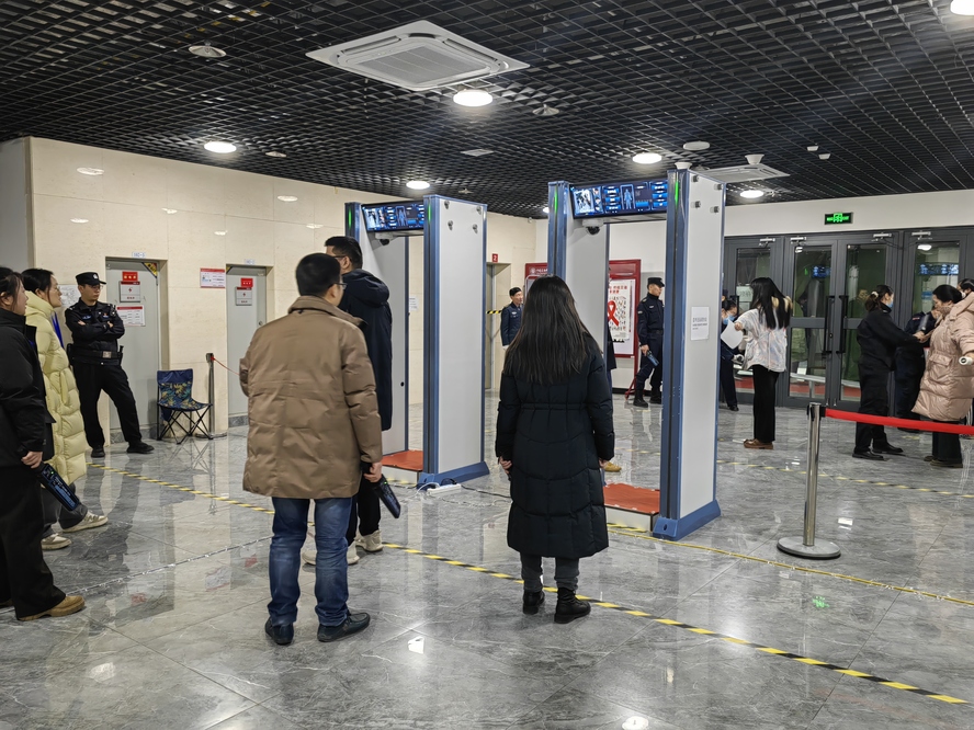 “智能安檢門”安檢及人工二次安檢