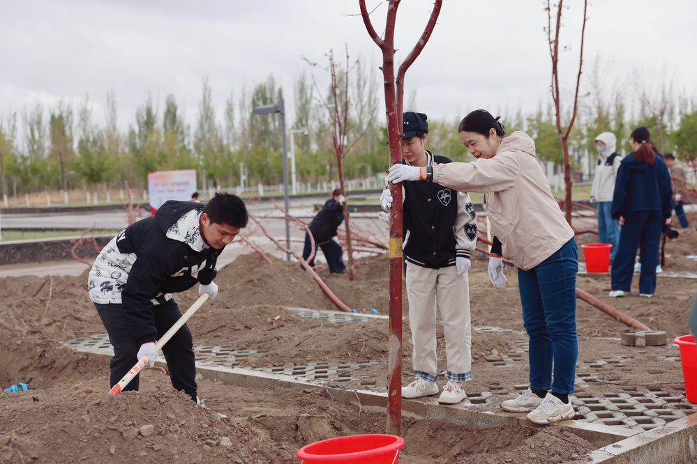 20250420校區(qū)校友林 援建林種植活動-李新雅 (9)