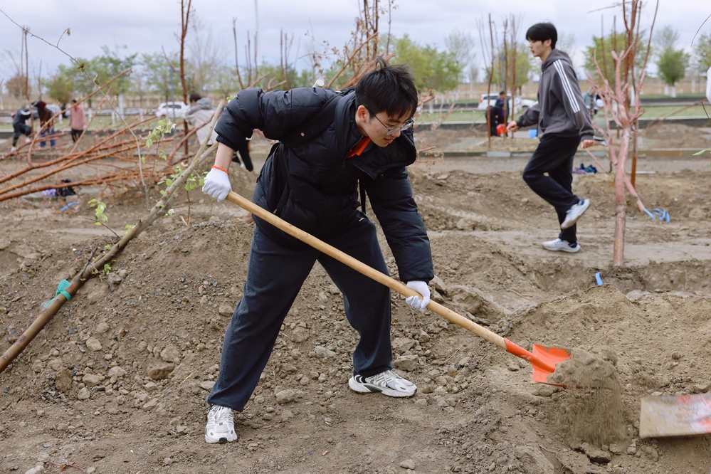 20250420校區(qū)校友林 援建林種植活動-李新雅 (28)