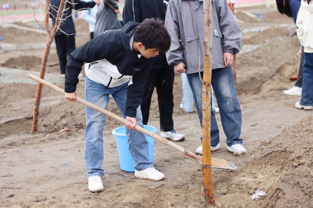 20250420校區(qū)校友林 援建林種植活動-李新雅 (17)