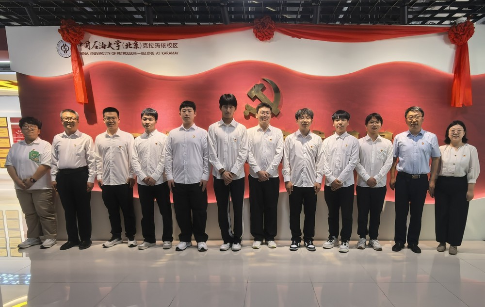 3.佩戴黨徽合照【需要裁剪為正常尺寸，地面裁掉一些】