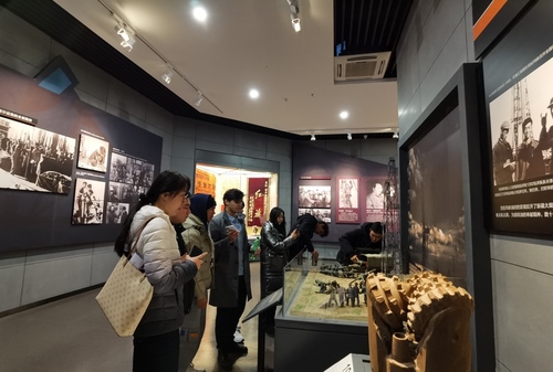 參觀市博物館內展覽陳列