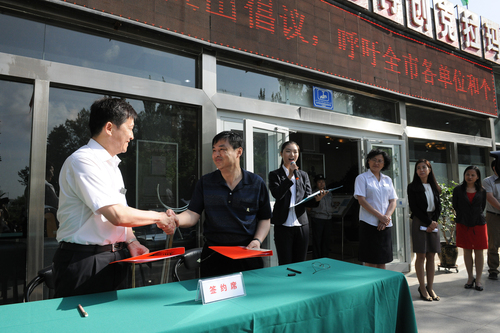 20170518我校在克拉瑪依市展覽館建立大學生愛國主義教育實踐基地-付璇2