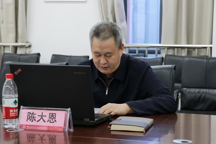 20201123校區(qū)文理學(xué)院舉辦“2020年疫情防控常態(tài)化下的經(jīng)濟(jì)金融發(fā)展”論壇陳校長(zhǎng)