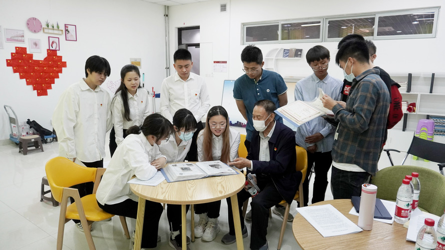 20210430文理學院學生第一黨支部與校區(qū)青馬協(xié)會聯(lián)合城南社區(qū)開展青馬讀書會活動