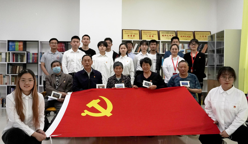 20210430文理學院學生第一黨支部與校區(qū)青馬協(xié)會聯(lián)合城南社區(qū)開展青馬讀書會活動 (3)