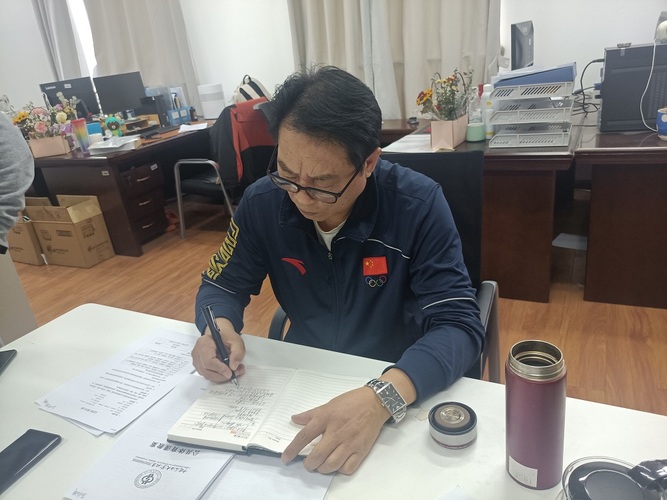 王老師對青年教師教案進(jìn)行指導(dǎo)