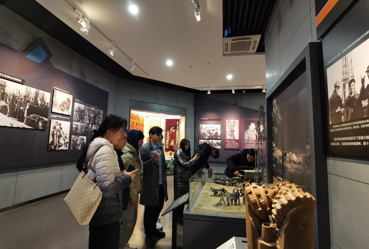 參觀市博物館內(nèi)展覽陳列